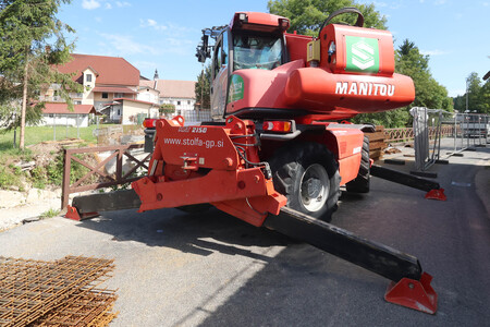 GRADNJA NOVE BRVI ČEZ CERKNIŠČICO 02 FOTO LJUBO VUKELIČ
